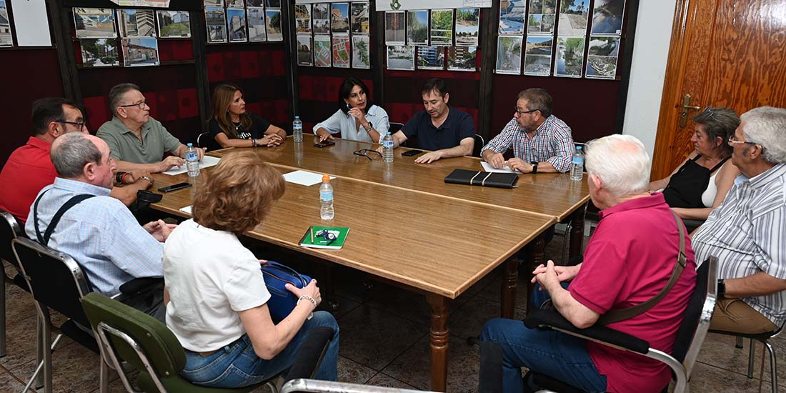 La alcaldesa informa a los vecinos de San José sobre la situación actual de las obras del corredor del Arroyo Periquito Melchor