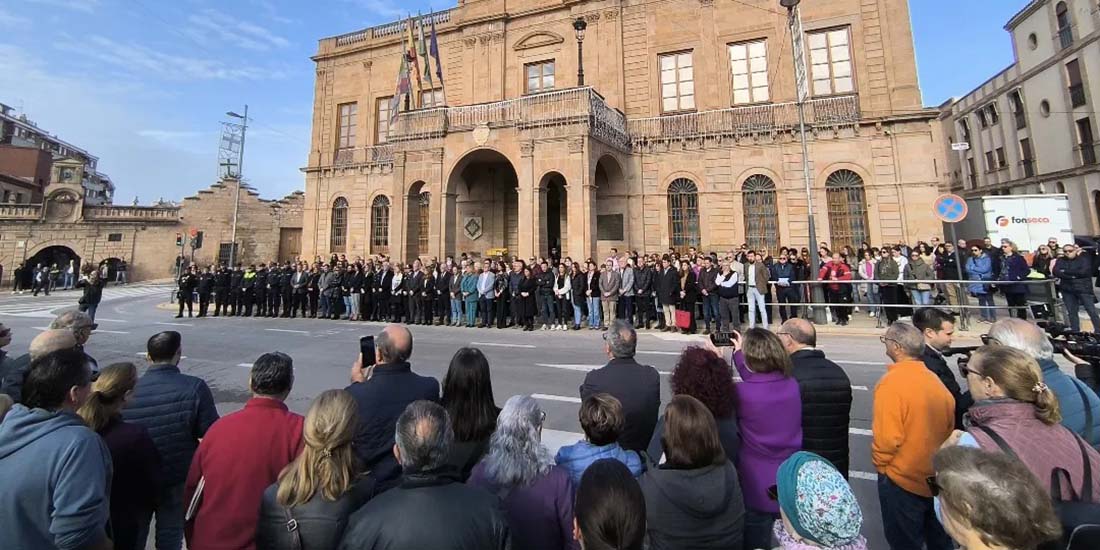 Linares guarda un minuto de silencio en memoria del menor fallecido en un presunto caso de violencia vicaria