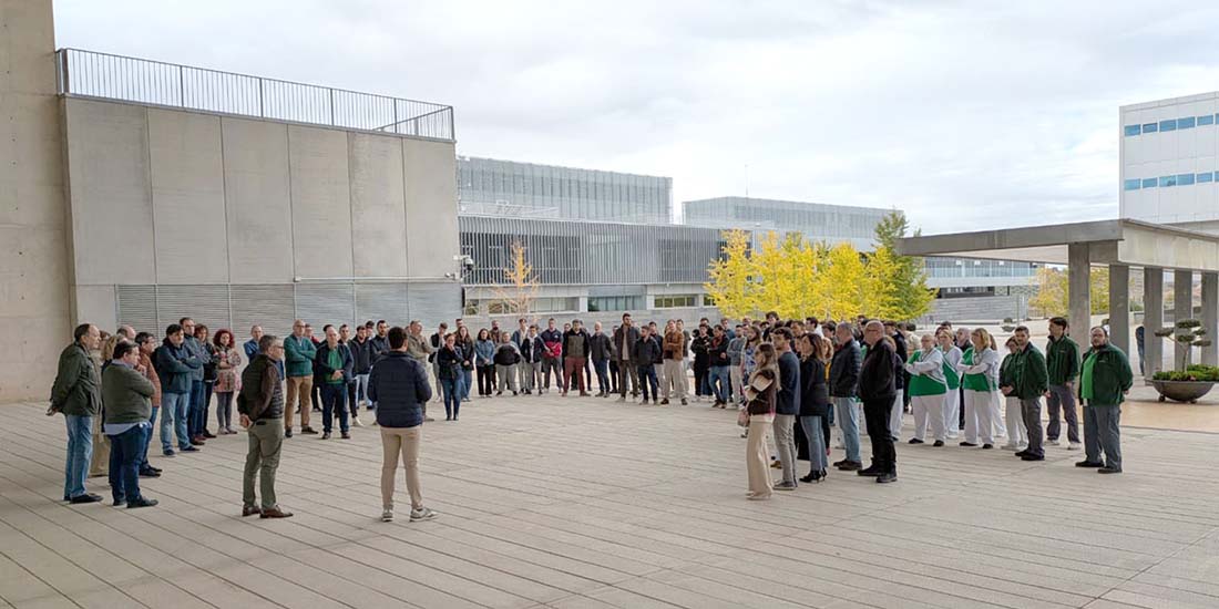 Minuto de silencio en el Campus de Linares en muestra de solidaridad y dolor por las víctimas